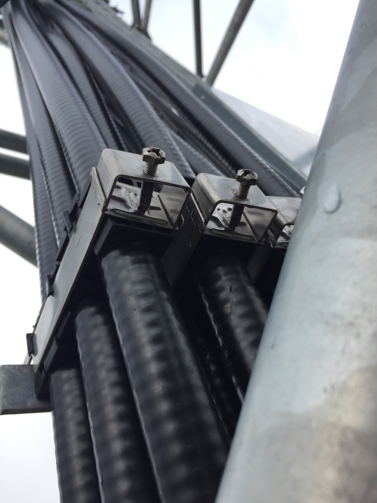 Feeders sur pylône